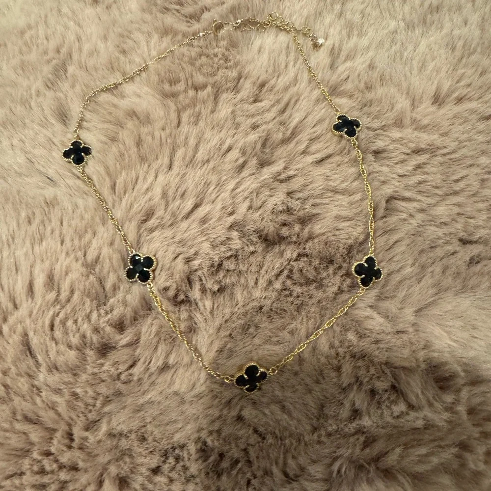 Elegant Gold and Black Clover Necklace 14 inch with extender - Picture 3 of 3